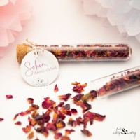 Blütenkonfetti „Lovely Rose“ im Reagenzglas mit Korken